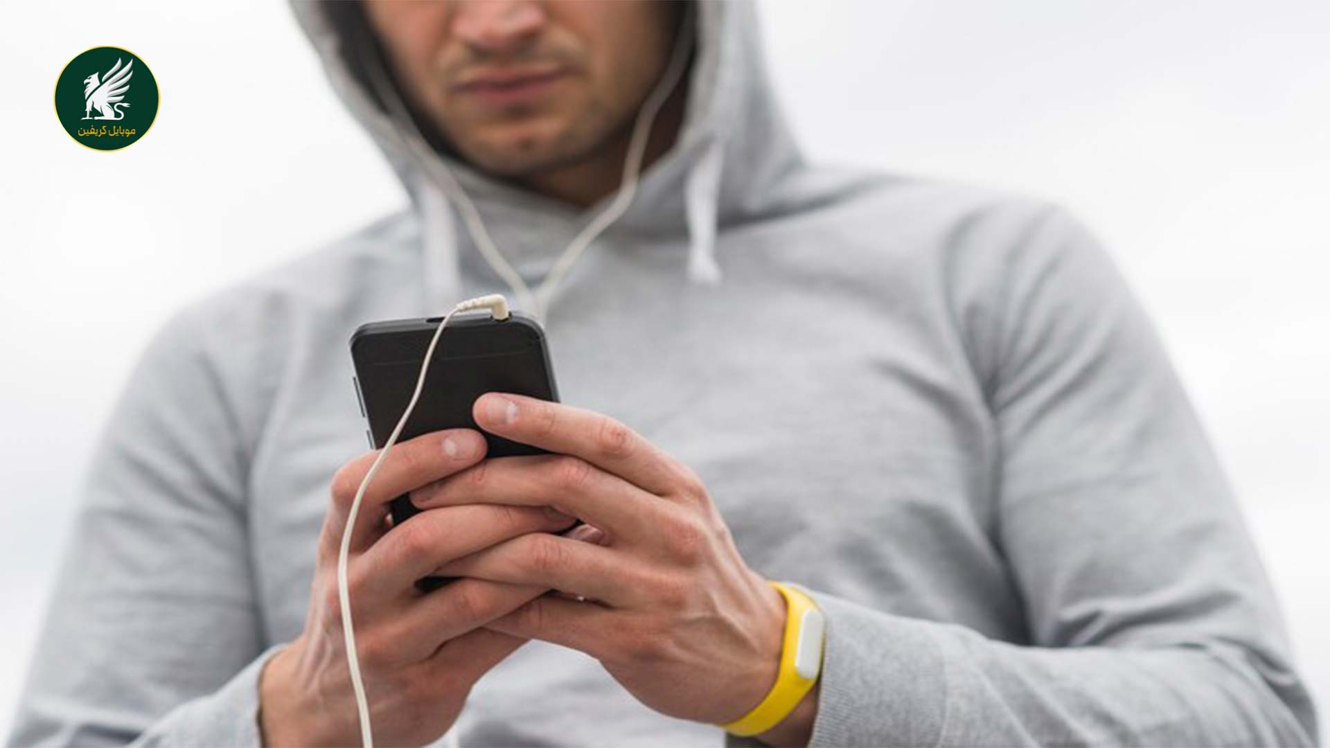 آیفون در دست یک مرد