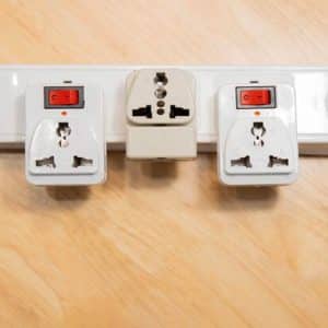 تبدیل سه‌ به‌ دو برق راه حل ساده برای سازگاری دوشاخه‌ها و پریزهای متفاوت